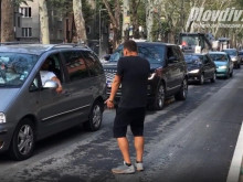 "Няма минаване, няма минаване": Хаос и лудница в движението по булевард в Пловдив, шофьори псуват