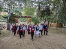 Стотици българи в народни носии се стекоха на фестивала в Жеравна