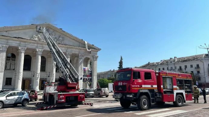 Руснаците удариха драматичния театър на Чернигов