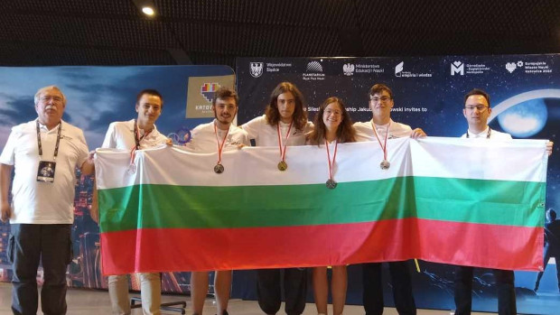Най добрите български ученици по астрофизика направиха отлично представяне и спечелиха