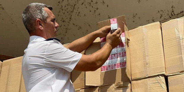 Българин с 435 000 пакета с цигари скрити в камион