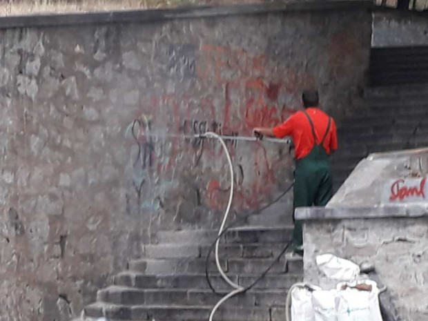 TD Стълбите на Дановия хълм бяха почистени от графити днес благодарение