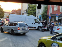 Микробус и мотор се удариха в София, жена е в болница