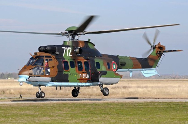 Военнослужещи от 24-та авиобаза Крумово с вертолет AS 532 AL