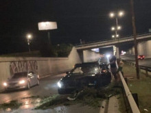 Кола "падна" от бул. "Черни връх" и самокатастрофира на Околовръстното шосе в София