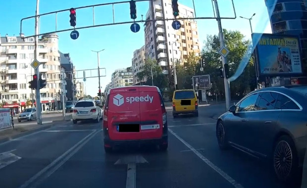 </TD
>Някои пловдивски шофьори явно е знаят, че червеният сигнал не