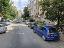 Може и да пречи на хората, но един тротоар няма да спре търговията в "Изгрев"