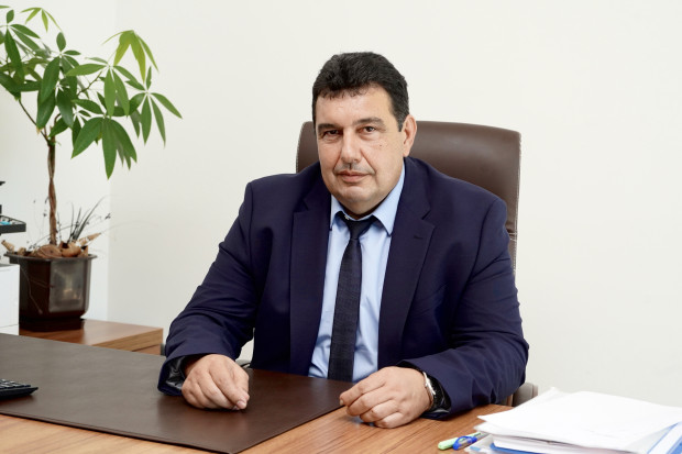 </TD
>Деканът на Медицинския факултет на МУ-Пловдив и признат хирург проф.