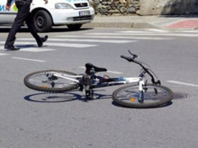Велосипедист е починал, след като е бил блъснат от лек автомобил 