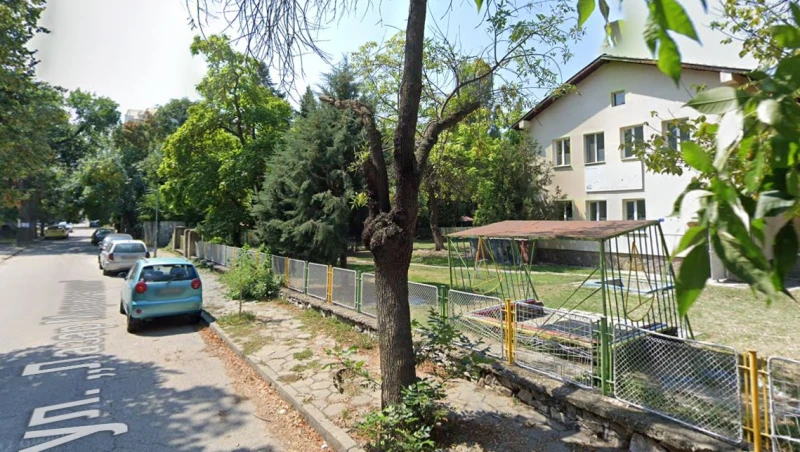 Полицаи прибраха в патрулка чисто гол мъж
