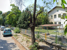Полицаи прибраха в патрулка чисто гол мъж