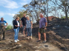 Трети ден вилнее пожар в смесена гора и ниви край Хасково
