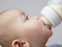 Таксуваха майка с 2 евро, за да затоплят бебешкото мляко в микровълновата