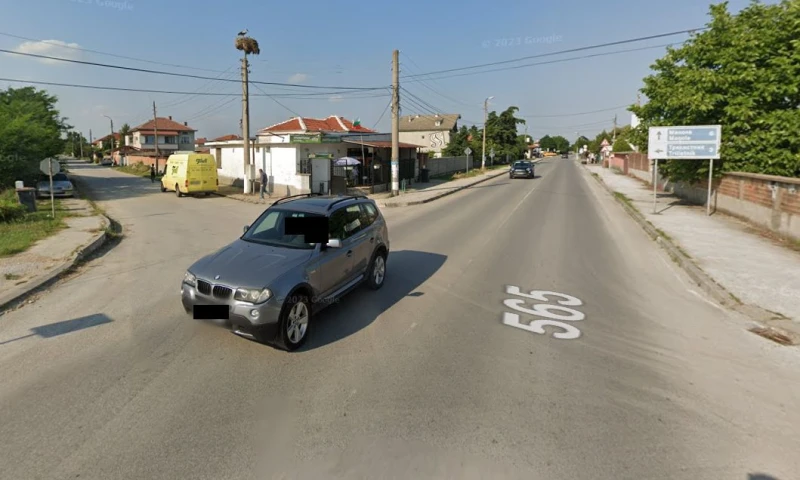 Обява за стриптийз бар в едно от най-близките до Пловдив села смути жителите му