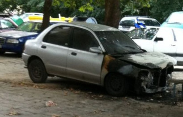 TD Лек автомобил пламна пред жилищна сграда в центъра на Пловдив