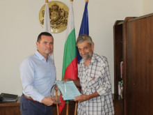 Кметът на Русе Пенчо Милков награди дългогодишния съдия по водомоторен спорт Христо Басарболиев