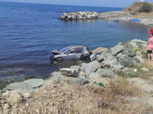 Автомобил падна в морето край Лозенец, шофьорът е пострадал