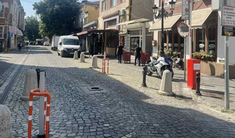 Бариера ще спира безразборното влизане на коли в пешеходната част на "Отец Паисий"