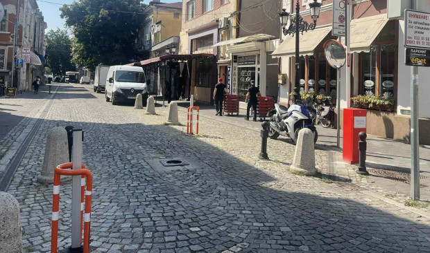 Бариера ще спира безразборното влизане на коли в пешеходната част на "Отец Паисий" в Пловдив