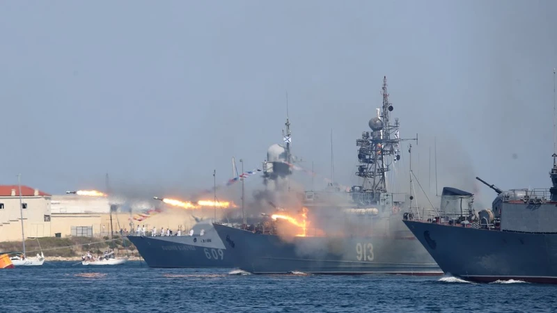 Русия изведе в Черно море новия кораб "Циклон", който носи до 8 ракети "Калибър"