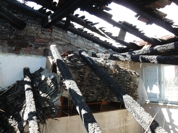 Бургазлия е запалил къща, обитавана от баба и нейното внуче.