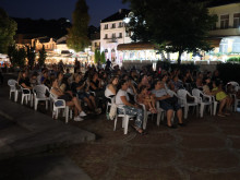 Пълен площад с публика на прожекция на български филм в Ловеч