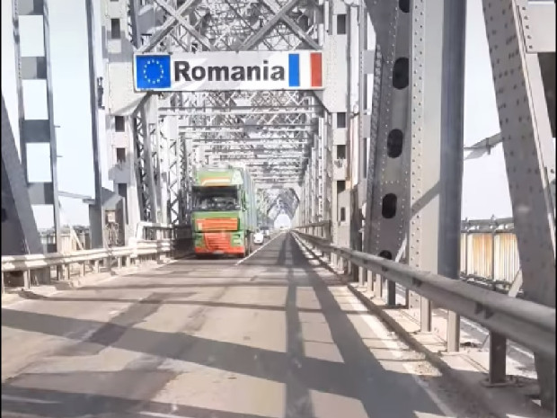 </TD
>Разликата между българския и румънския участък на Дунав мост се