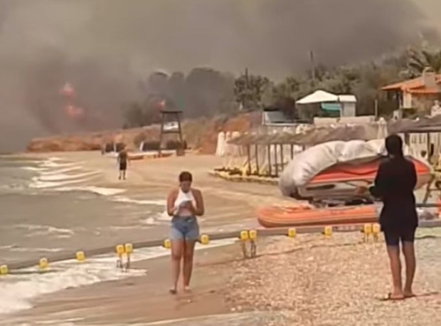 Опустошителните пожари в Гърция продължават да бушуват. Заради огнения ад