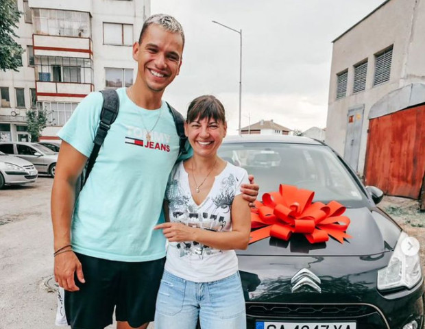 Инфлуенсърът Балан подари автомобил на майка си видя Sofia24 bg