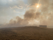 Голям пожар гори между хисарските села Паничери и Старо Железаре