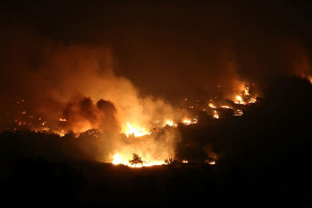 Пожарната обстановка в Гърция продължава да бъде усложнена, като се очаква