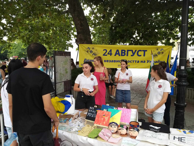 TD Украинската общност отбелязва Деня на Независимостта в Пловдив Пред фонтана на пл Стефан