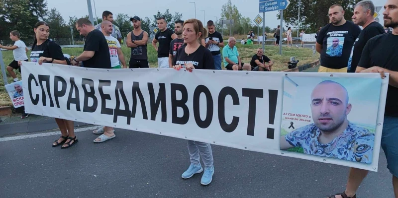 Протестиращи от Цалапица блокираха пътя Пловдив - Пазарджик, искат справедливост за Митко