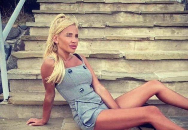Мистерията около Адриана, намерена мъртва в заключена кола до плажа, се заплита