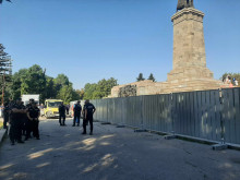 Отново напрежение пред МОЧА: Слагат ограда пред паметника