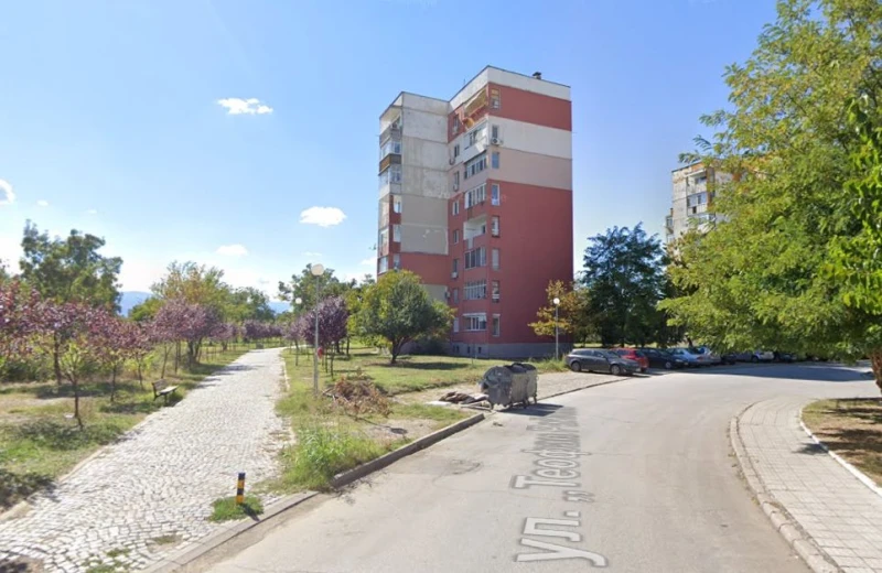 Пловдивчанка предупреди всички жени за гол до кръста мъж, който носи черна качулка