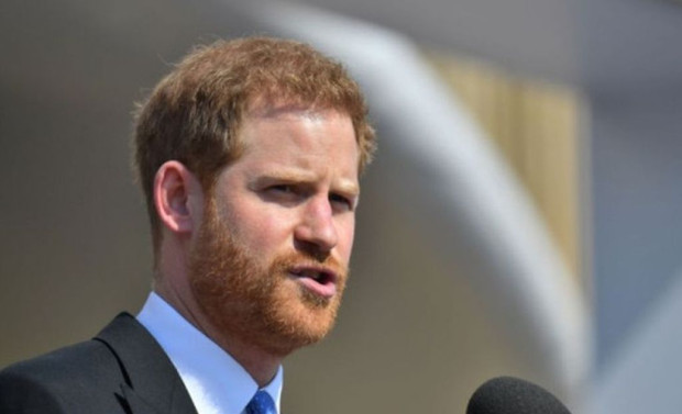 Принц Хари се завръща във Великобритания, но без съпругата си