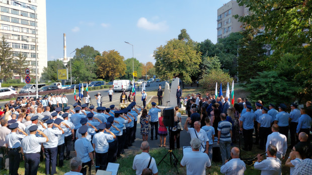 </TD
>Паметникът на двамата достойни бургаски полицаи Атанас Градев и Йордан