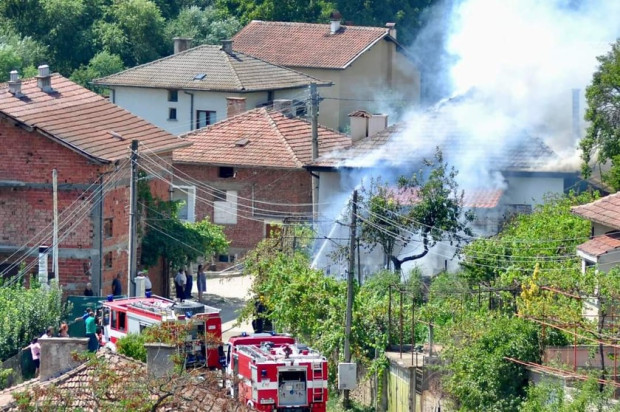 TD Пожар е възникнал в къща в благоевградското село Зелен дол