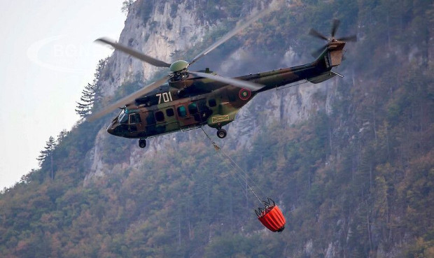 Хеликоптерът Ми-17 с екипаж от 24-та авиобаза – Крумово изпълнява