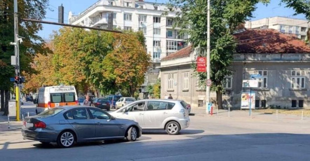 </TD
>Два леки автомобила са се сблъскали на кръстовището на ул.“Борисова“