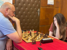 Нургюл Салимова изигра две партии шах с кмета на Котел Коста Каранашев
