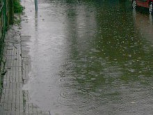 Отводняват училищни помещения и частни сгради