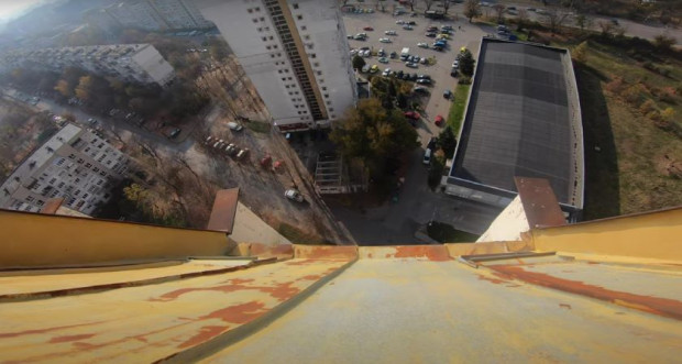 Мъж скочи от покрива на столичен блок с парашут Каскадьорското
