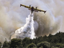 Над 600 огнеборци със самолети и хеликоптери продължават да се борят с три големи пожара в Гърция