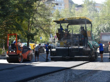 Започна асфалтиране на паркинга в централната градска част на Ловеч