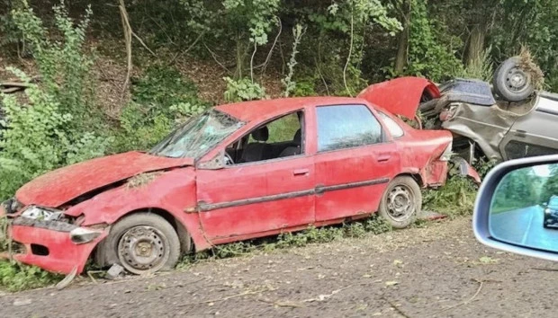 Автомобил бе ударен, а след това катастрофира в насрещнодвижеща се кола в село Широко поле