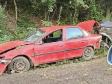 Автомобил бе ударен, а след това катастрофира в насрещнодвижеща се кола в село Широко поле