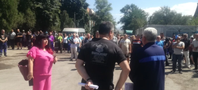 Стотици на протест в ТЕЦ "Бобов дол" срещу закриването му
