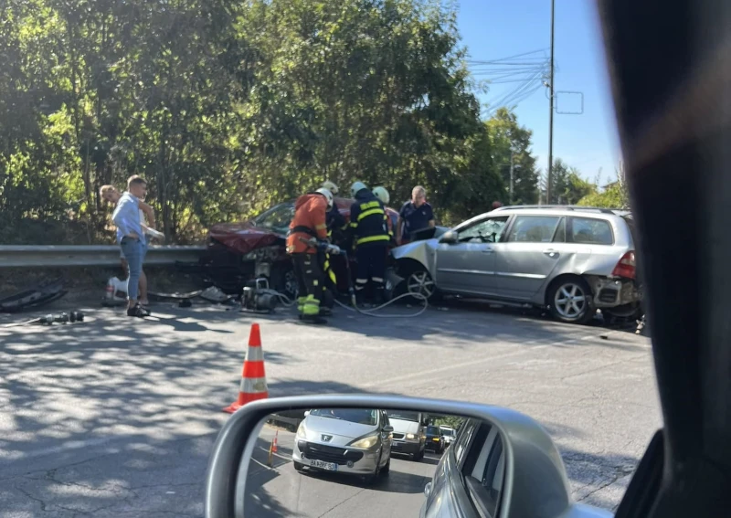 Пожарникари режат автомобил след верижна катастрофа в София